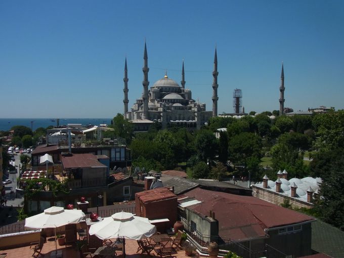 左に見えるは、世界で最も美しいモスク「ブルーモスク」！