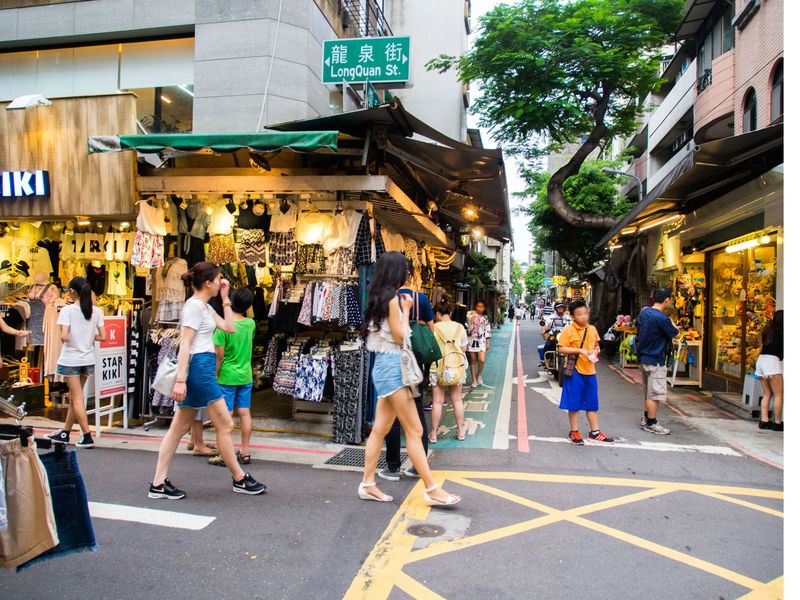 安カワイイお店がズラリ！台北「師太夜市」で流行の服や小物を大人買い