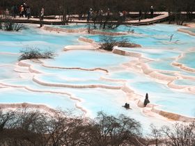 まるで極上天然プール？四川省・世界遺産「黄龍の景観と歴史地域」