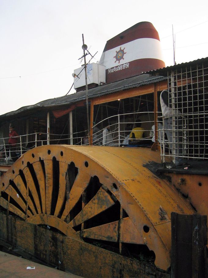 貴重な船旅を！バングラデシュの外輪船ロケットスティーマー