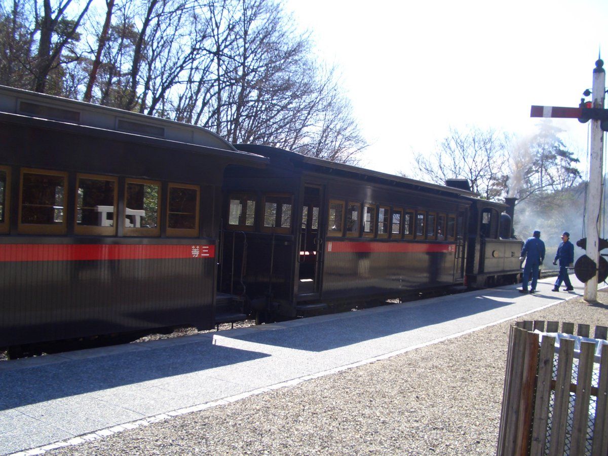 名古屋駅に到着した蒸気機関車と三等客車