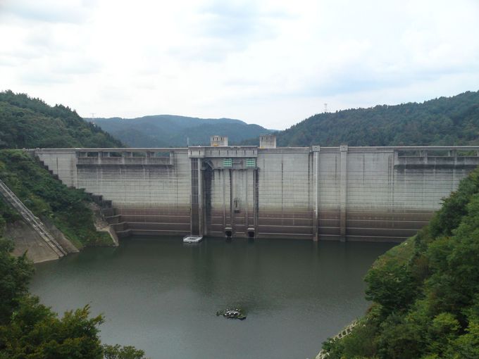 エレベーターを使ってダムの内部に入れるのは「小里川ダム」