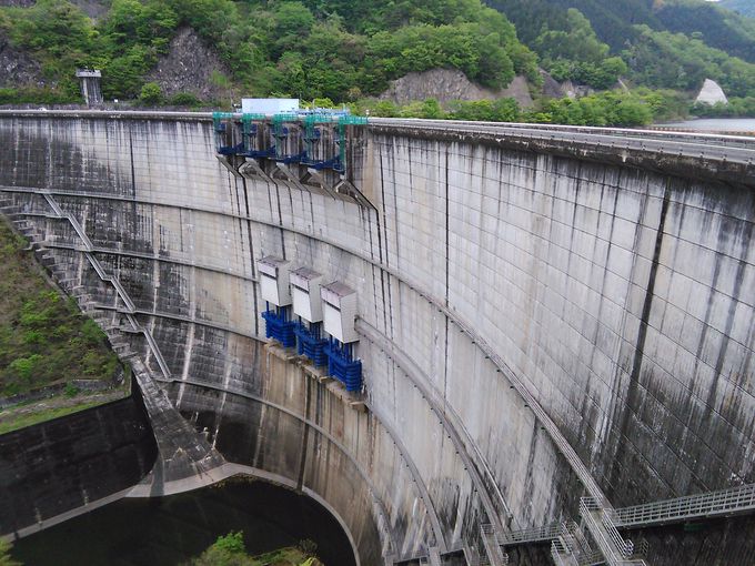 愛知県豊田市との県境にある「矢作ダム」は美しいアーチ式ダム