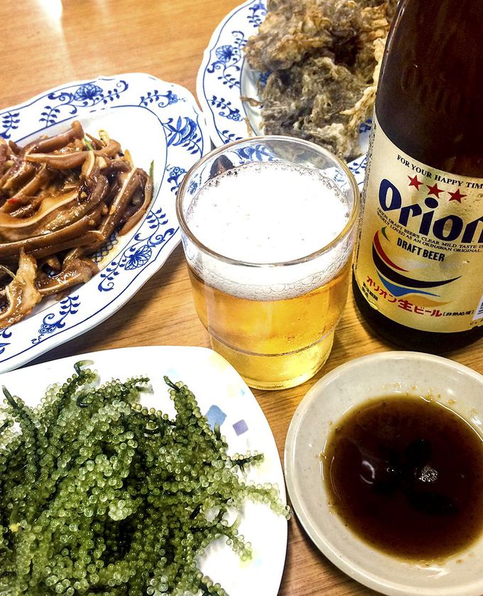 城歩きのあとは沖縄料理と地元のビールを！
