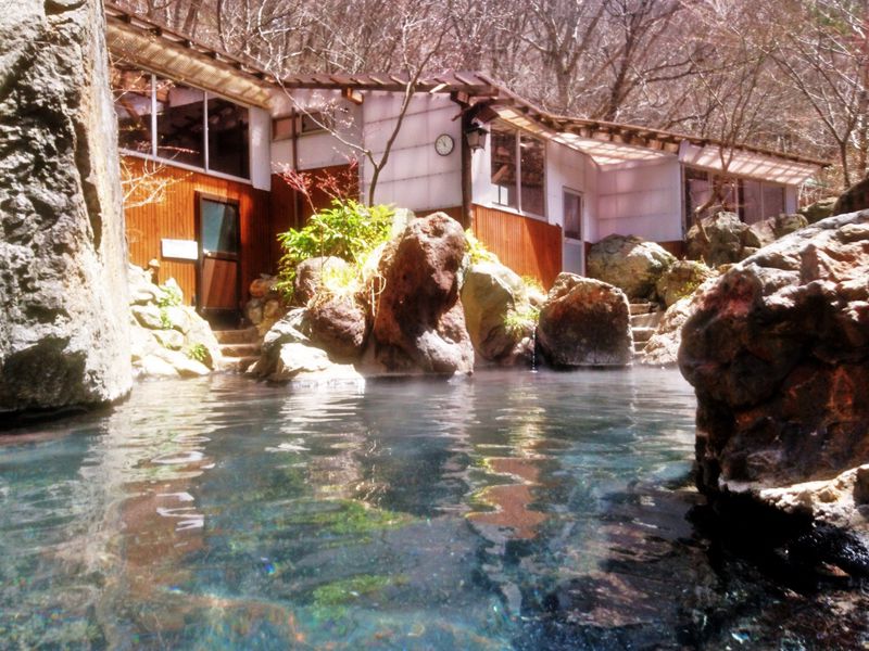 100％源泉かけ流しの大混浴露天風呂「松川渓谷温泉 滝の湯」