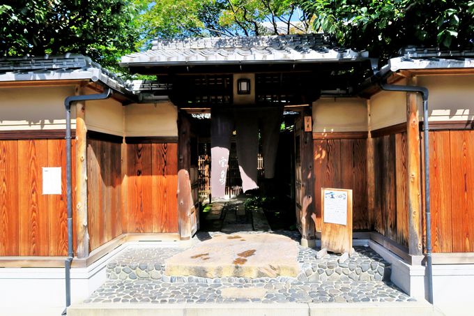 下鴨神社のほど近く閑静な住宅街に現れる「茶寮 宝泉」
