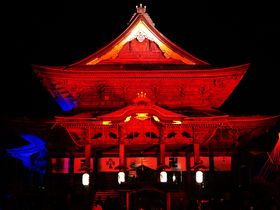 長野・善光寺が5色の光で染まる「長野灯明まつり」を堪能！
