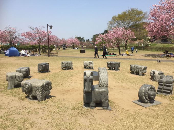 芸術鑑賞はいかが？「日本国花苑」の彫刻作品はインパクト大