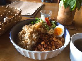 �_�����̂��������Ϗ܂Ƃ��킹�ĖK�ꂽ���I�j���̃O�����X�|�b�g�T�I�̋L���T���l�C��