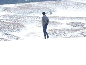 鳥取砂丘に雪が降ると…神秘的すぎる白の絶景が出現！