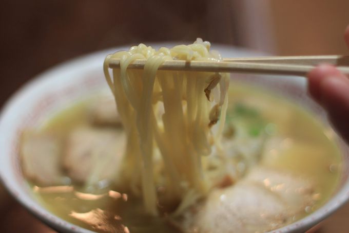 鳴門で人気の「黄系」は黄金色に輝くスープが特徴