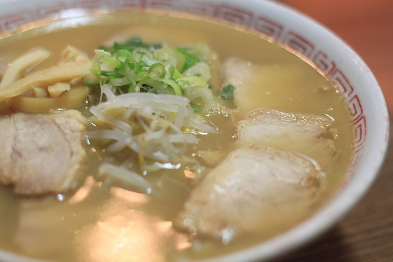 鳴門で人気の「黄系」は黄金色に輝くスープが特徴