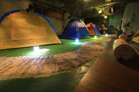 �����ŃL�����v�̌�!?�R���̃Q�X�g�n�E�X�u���X�g�h�{�W�����N�V�����v�̋L���T���l�C��