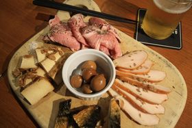 ���uON THE MARKS�v�Ńr�[���Ў�ɑf�G�Ȗ���̋L���T���l�C��