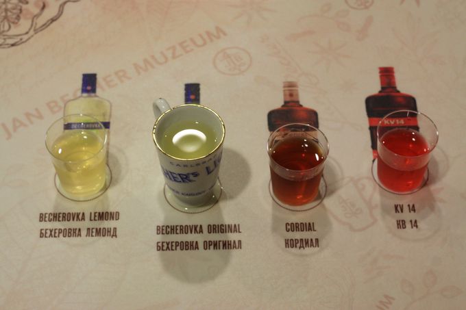 チェコの伝統薬用酒「ベヘロフカ」も飲もう