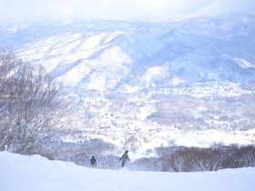 新潟「赤倉観光リゾートスキー場」で景色も雪質も抜群のスキー体験を