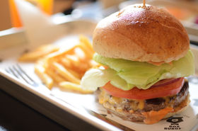 �������̃p�e�������̃n���o�[�K�[�I�����uBOX BURGER�v�̋L���T���l�C��