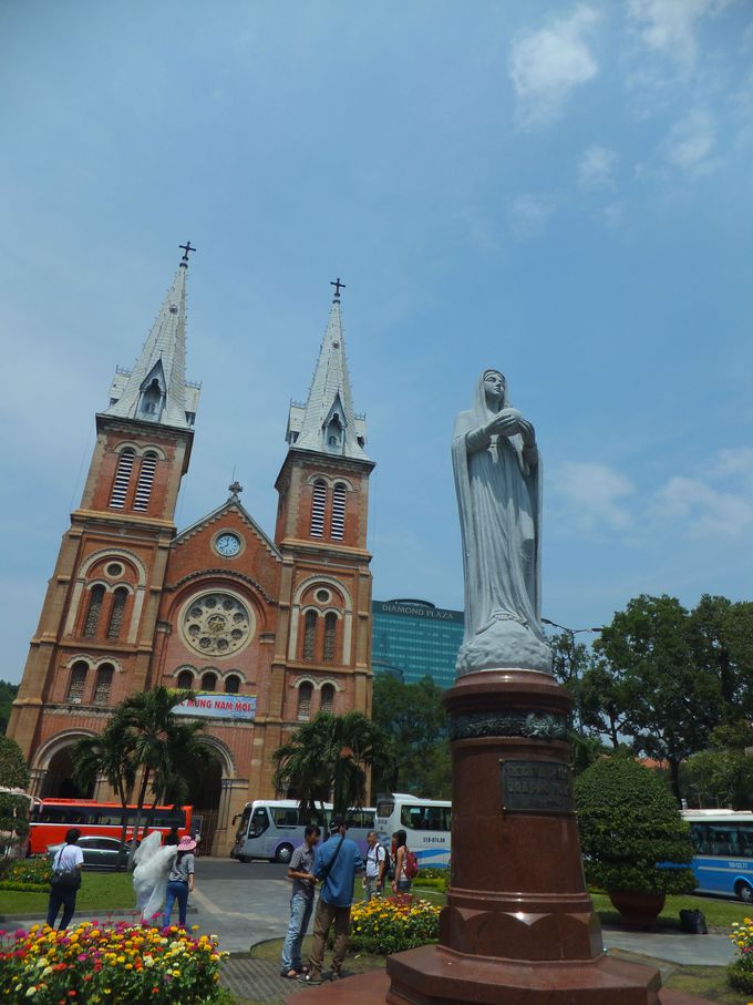 天高くそびえる双塔が見事な「サイゴン大教会」