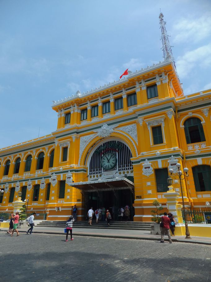 駅舎を思わせる内部が素晴らしい「サイゴン中央郵便局」