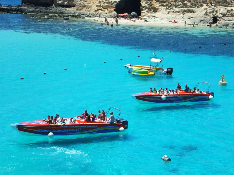 船が宙を飛ぶ!?天国のような海！マルタ共和国「コミノ島」の青き楽園へ