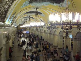 モスクワ地下鉄の宮殿世界へ！魅力とオススメの駅３選