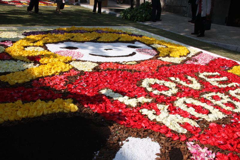 GWのインフィオラータ神戸とは北野坂が花のカーペットで彩られる美しいイベント