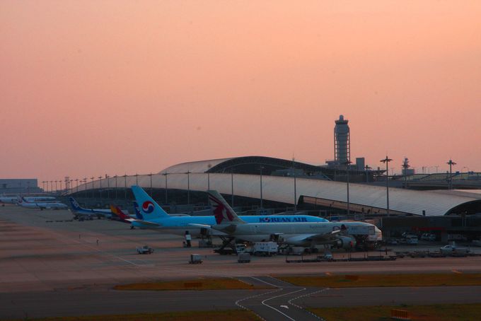 夕日×飛行機の超絶景コラボがみられる関西国際空港