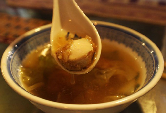 台南名物サワラのとろみスープが食べられる「宏冠土魠魚羹」