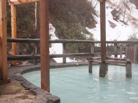 松川温泉「松楓荘」は青緑がかった乳白色の神秘の秘湯！
