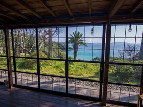 囲炉裏の先には青い海！五島列島・福江島の椿茶屋でご当地グルメ三昧