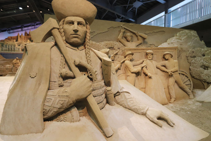 鳥取砂丘 砂の美術館のダイナミックな砂像