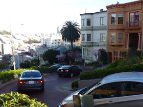 �z���ȏ�̋}�J�[�u�I��̊X�T���t�����V�X�R�u�����o�[�g�X�g���[�g�v���ʔ����̋L���T���l�C��