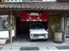 岡山県「勝山」で白壁・格子窓・草木染め暖簾の町並みを散策しよう！