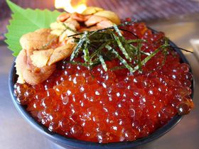 イクラ丼が1000円！釧路「鮭番屋」はその場で焼いて食せる安ウマ海産物直売所