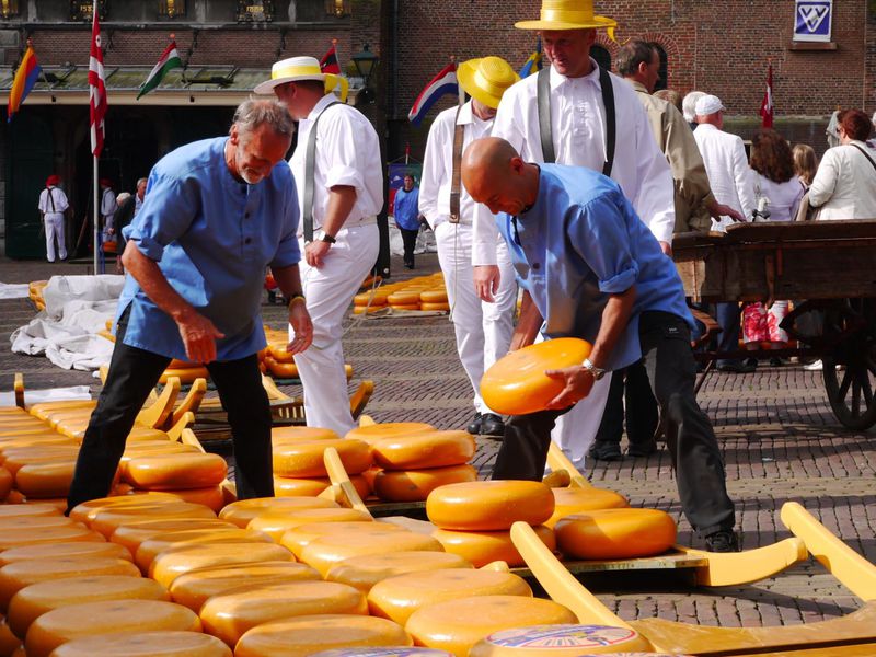 余興も楽しいチーズ市場へ！チーズ王国オランダ「アルクマール」