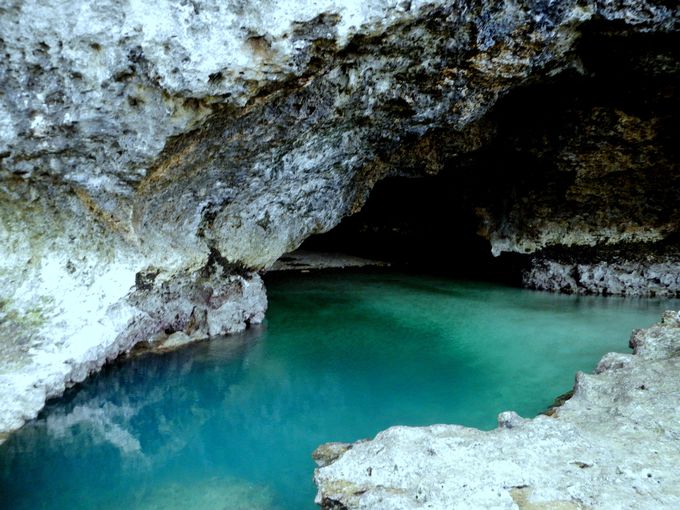 石垣島に青の洞窟？！神秘の洞窟でシュノーケリングを楽しむ