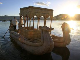 ペルーのチチカカ湖をバルサで遊覧！浮島のウロス島でウル族の伝統にふれる
