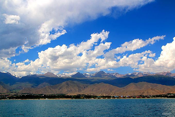 中央アジアの真珠！キルギスの真っ青な湖「イシク・クル」と天山山脈の絶景
