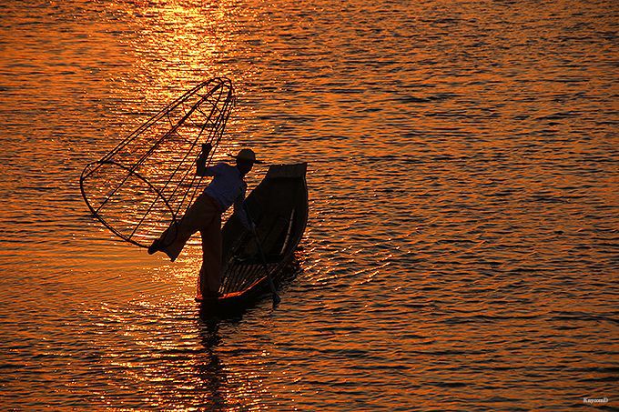 伝統的な漁を見ながら夕日鑑賞