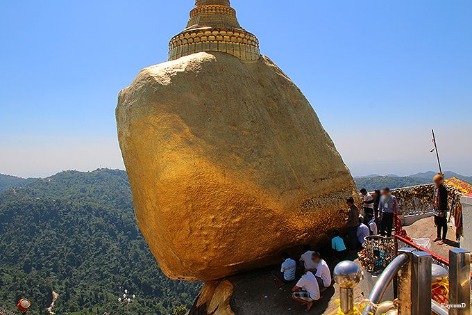 仏陀の不思議な力で落ちない岩