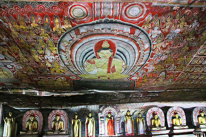 圧巻の石窟壁画！スリランカ世界遺産ダンブッラの黄金寺院