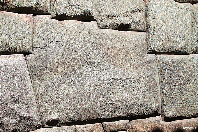 インカ建築の精巧な石組み「12角の石」