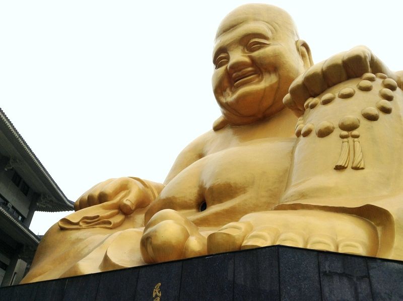 巨大な金の大仏様が微笑むお寺