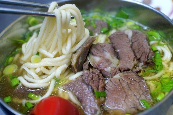 中国山東地方風の味わい深い牛肉麺