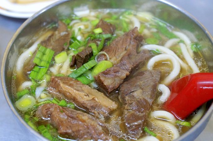 中国山東地方風の味わい深い牛肉麺