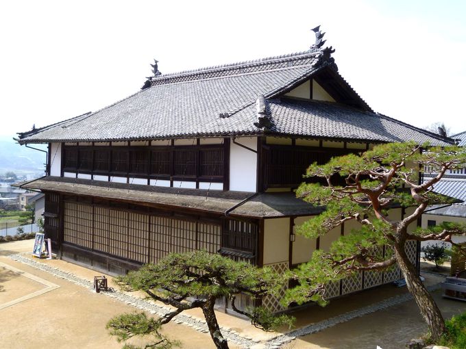 校舎と歌舞伎舞台の複合建造！長野県宝「旧座光寺麻績学校校舎」