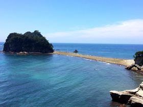 海が割れる驚異の“トンボロ現象”！西伊豆堂ヶ島「三四郎島」