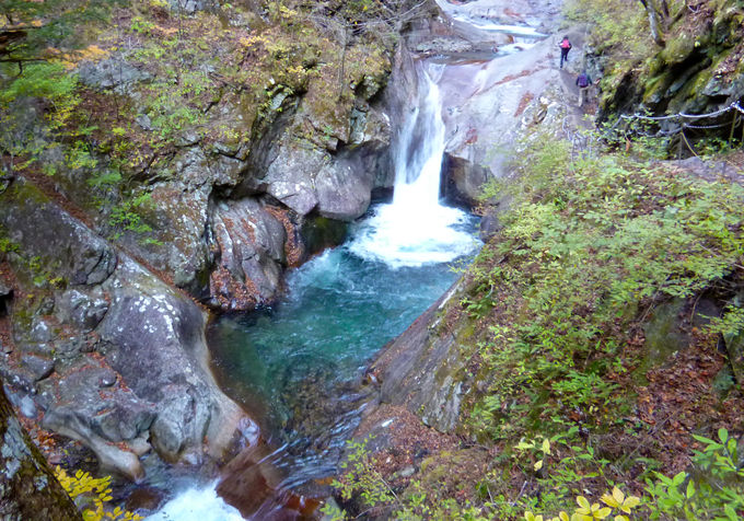 間近で眺められる「貞泉の滝」！母胎淵やカエル岩も面白い
