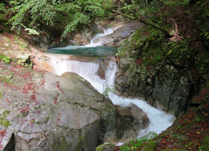山梨 西沢渓谷 の渓谷美 紅葉と七ツ釜五段の滝のコラボが凄い 山梨県 トラベルjp 旅行ガイド