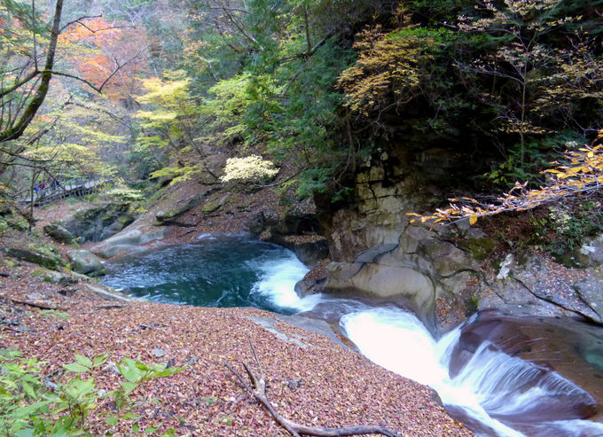 山梨 西沢渓谷 の渓谷美 紅葉と七ツ釜五段の滝のコラボが凄い 山梨県 トラベルjp 旅行ガイド